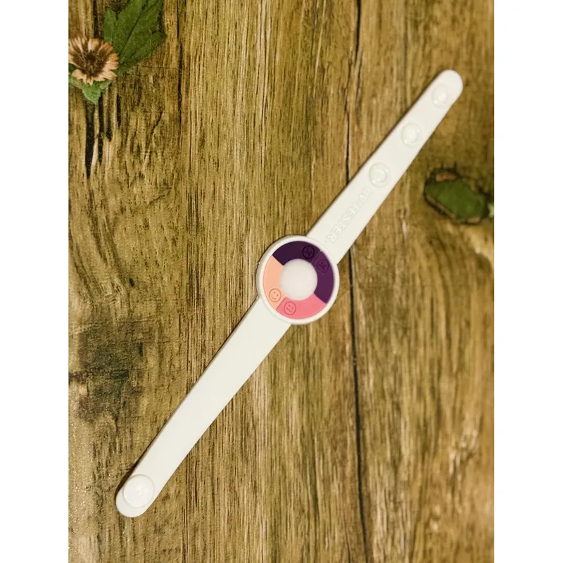 Uv sensitive color changing bracelet